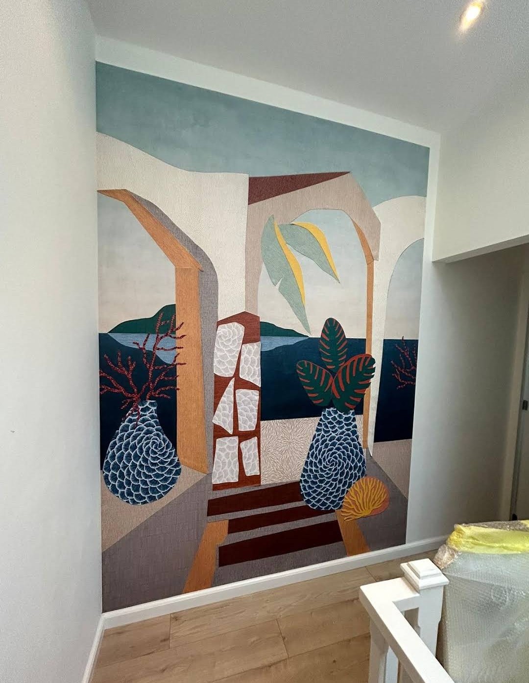 Fresque murale décorative posée dans une cage d'escalier, Gezer Renov