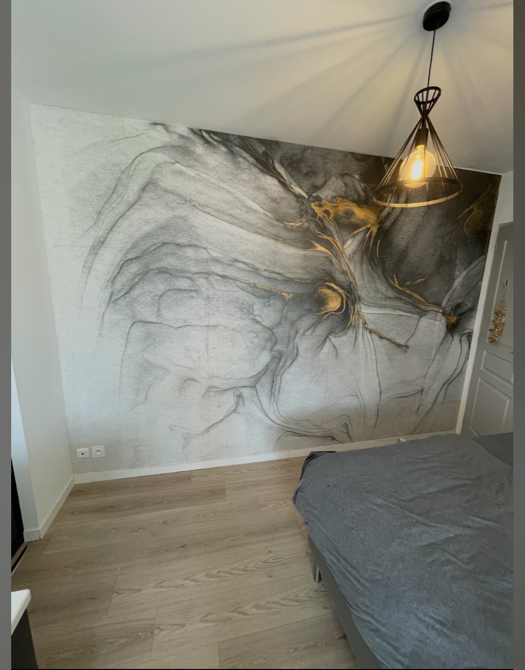 Pan de mur effet marbré en papier peint, chambre, Gezer Renov