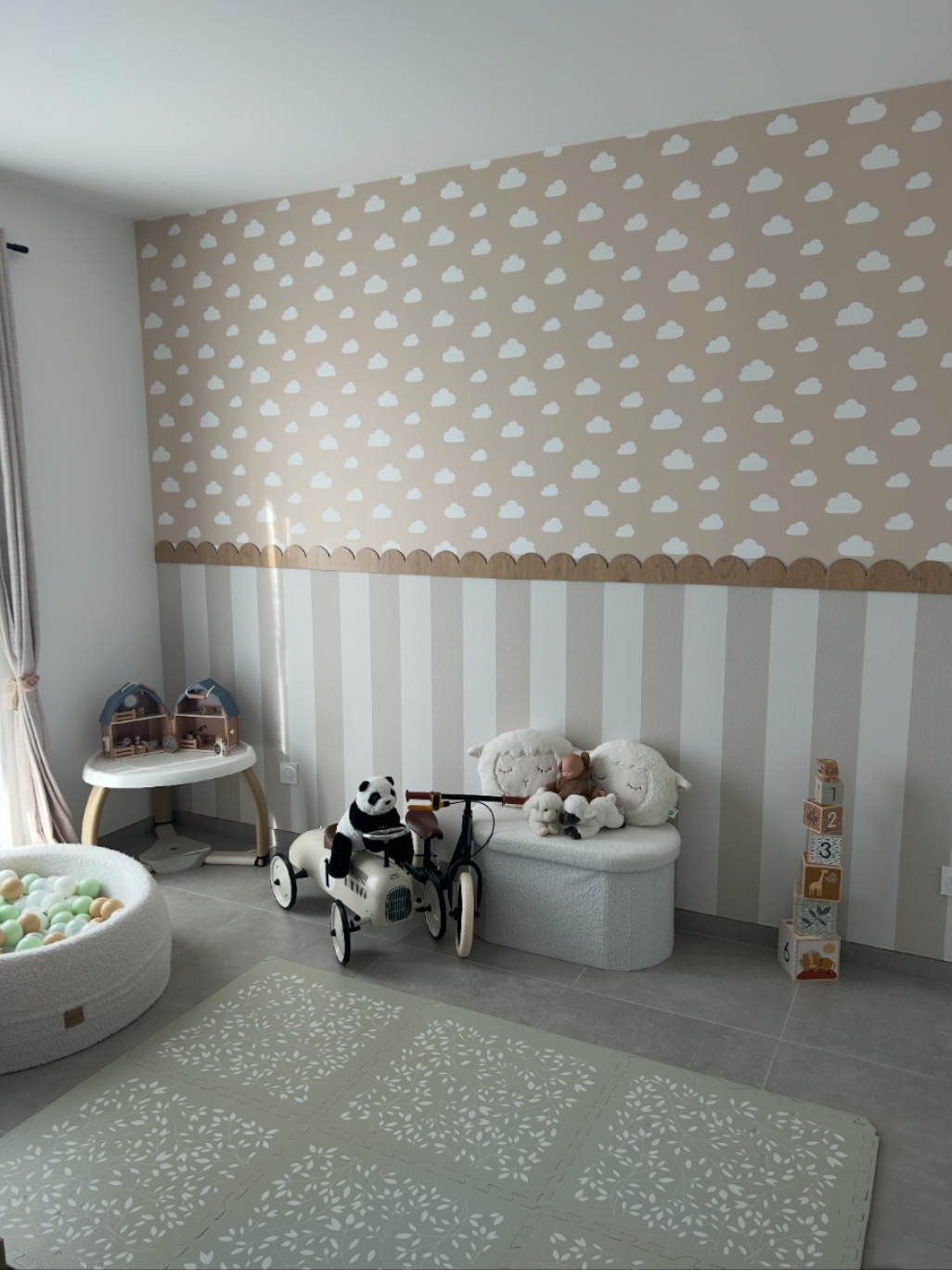 Chambre d'enfant, papier peint nuages et frise décorative, Gezer Renov